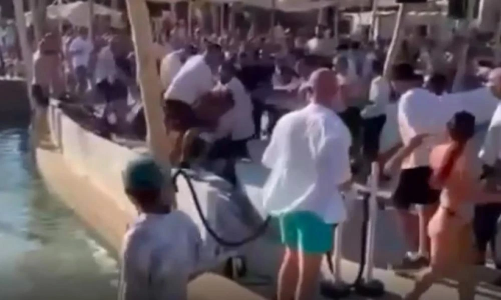 Μύκονος: Άγριο ξύλο σε beach bar - Βίντεο